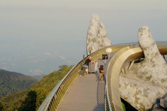 Cầu Vàng khiến người Việt Nam tự hào khi xuất hiện trong sự kiện âm nhạc United We Stream Asia