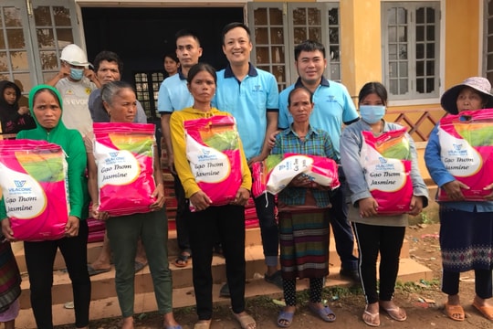 Vilaconic Group trao hàng chục tấn gạo cho người dân vùng lũ
