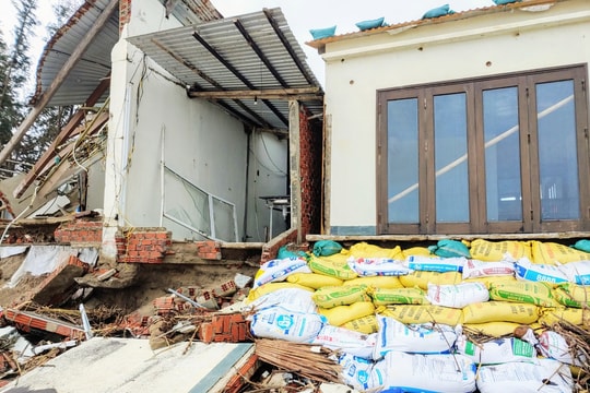 Biển Hội An sạt lở nghiêm trọng, sóng "ăn" sập nhà dân