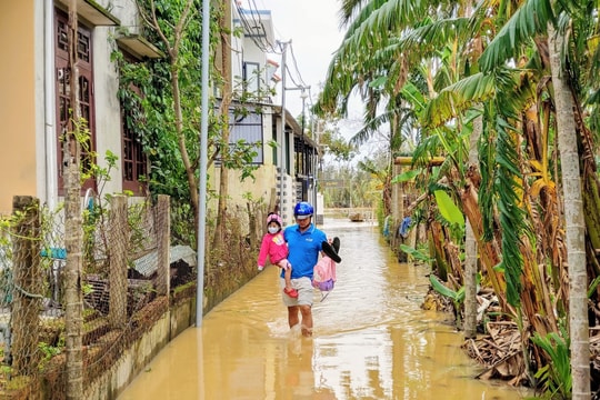 Hội An lại "chìm" trong nước lũ