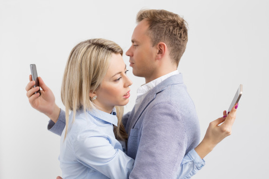 Cơ chế hiển thị trên điện thoại thông tin là để tạo ra sự cám dỗ nhân loại