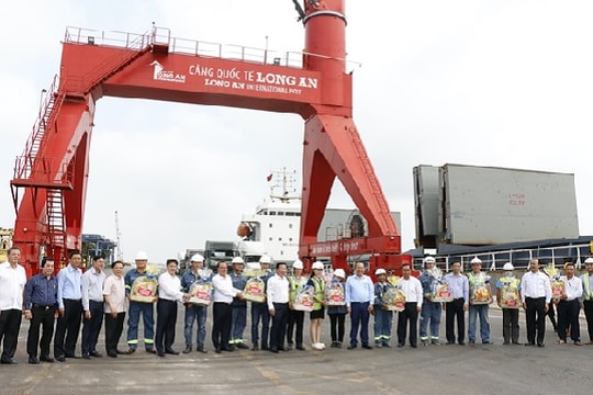 Phó Thủ tướng Thường trực Chính phủ Trương Hòa Bình thăm công nhân lao động làm việc xuyên Tết