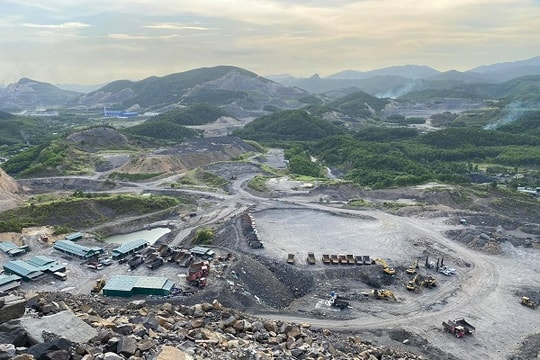Quảng Ninh: Lợi dụng hợp đồng bốc xúc đất đá để khai thác than trái phép với quy mô lớn