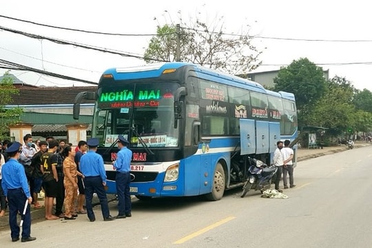 Lực lượng chức năng Nghệ An “căng mình” ngăn xe vượt tuyến