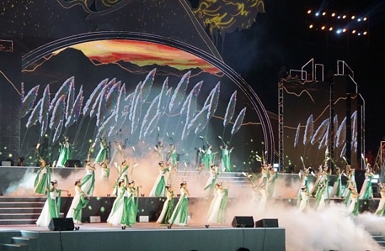 Hàng ngàn người háo hức chờ xem bắn pháo hoa Năm Du lịch Quốc gia 2021