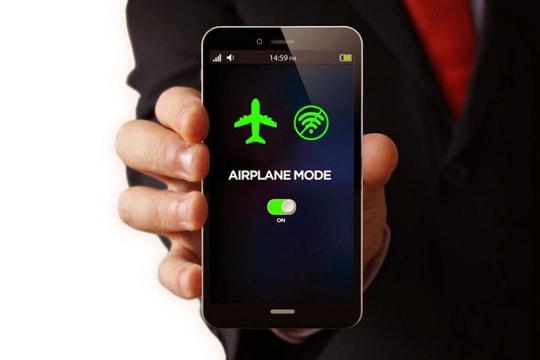 Tại sao chúng ta tắt điện thoại di động trên máy bay ?