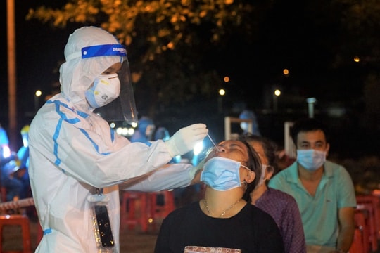 Đà Nẵng trắng đêm "tìm" COVID-19
