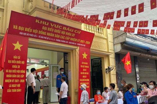 Hà Nội: Cử tri rộn ràng đi bỏ phiếu, thực hiện quyền công dân