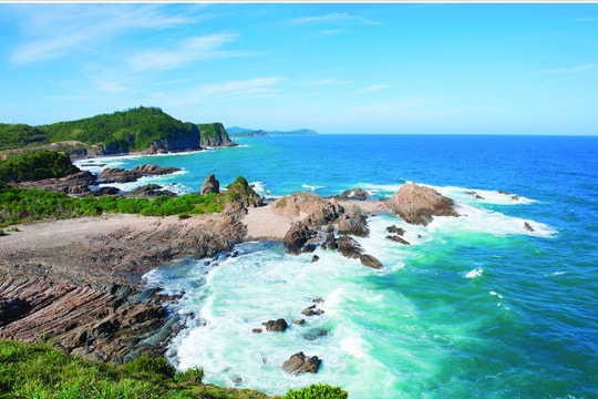 Cô Tô sóng xô biển biếc