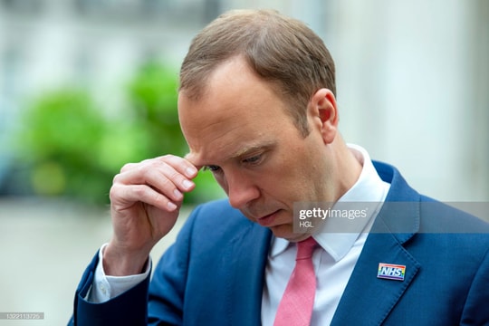 Bộ trưởng Y tế Anh từ chức chỉ vì nụ hôn?