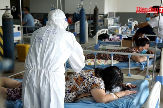 Xót xa hình ảnh bệnh viện dã chiến dùng tầng hầm chung cư làm phòng cấp cứu