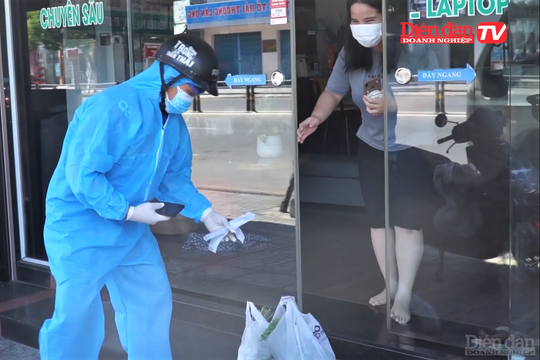 Đà Nẵng: Shipper làm việc thế nào trong thời gian "ai ở đâu ở đấy"?