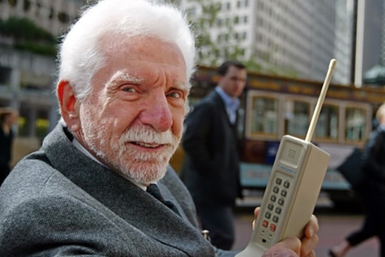 Chuyện về "cha đẻ" chiếc điện thoại di động