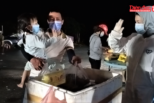 Tình người Đà Nẵng với đoàn người hồi hương tránh dịch