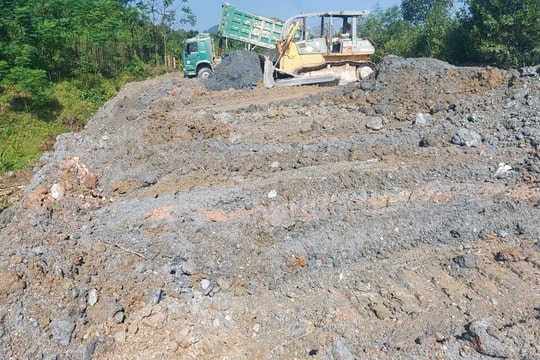 Hiện trường đổ thải "bát nháo" tại dự án công trình hồ chứa nước bản Mồng ở Nghệ An