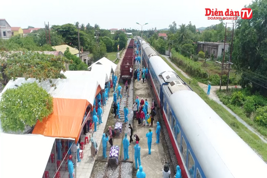 Chuyến tàu đầu tiên đón người dân Quảng Bình từ miền Nam đã về tới tỉnh nhà