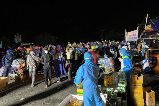 "Phiên chợ 0 đồng" Đà Nẵng tiếp sức người về quê tránh dịch
