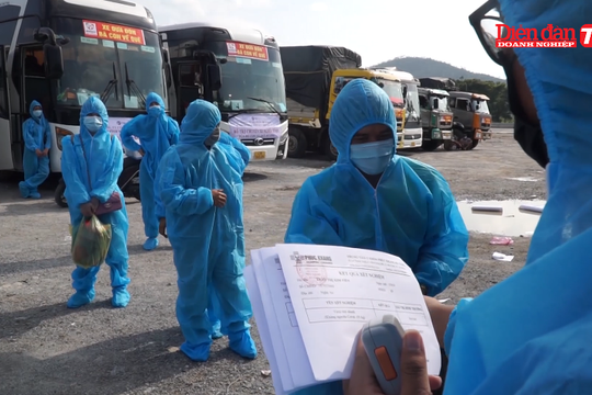 Ấm lòng "Chuyến xe đồng bào" tại Đà Nẵng đưa người hồi hương về tận nhà