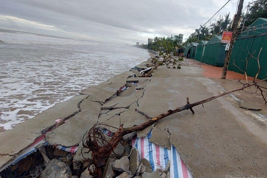 Bão không đổ bộ nhưng kè bờ biển Cửa Lò vẫn bị đánh tan