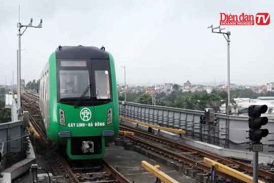 Người dân háo hức trải nghiệm tàu điện đầu tiên tại Việt Nam