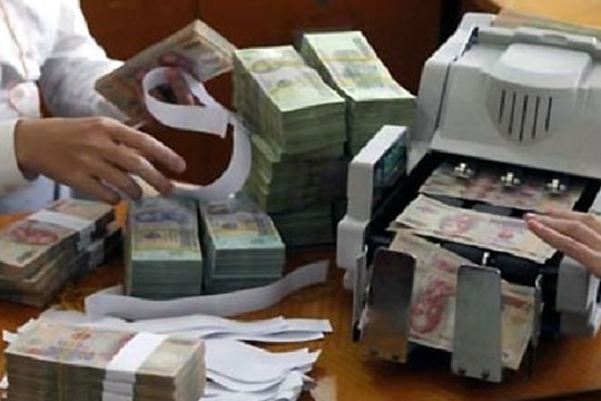 Có nên thận trọng với “bơm tiền”?