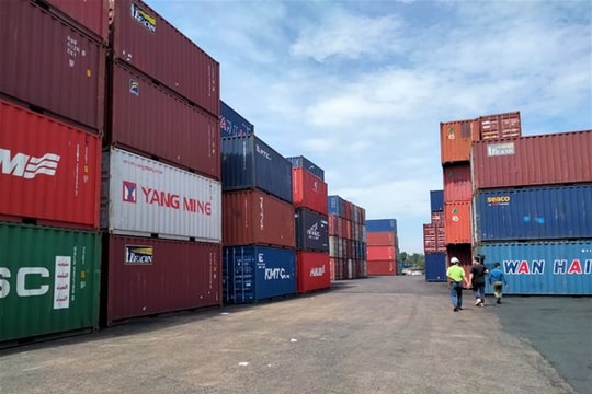 Doanh nghiệp Việt bị "o ép" phí mất cân bằng container