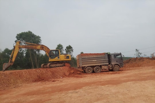 "Binh đoàn" xe chở đất đồi chạy bát nháo trên QL48 ở Nghệ An