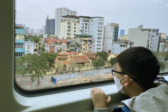Du xuân trên tàu điện Cát Linh-Hà Đông