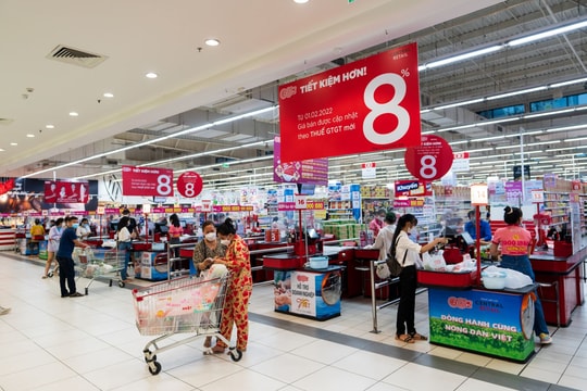 Người tiêu dùng hưởng lợi thế nào khi giảm thuế VAT xuống 8%?