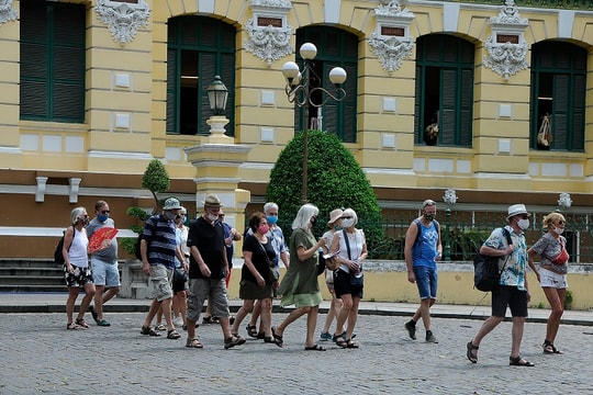 Phục hồi du lịch TP.HCM gắn phát triển tour du lịch liên kết vùng