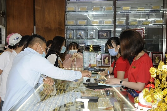 Giá vàng “nhảy múa”, ai "nắm đằng chuôi"?