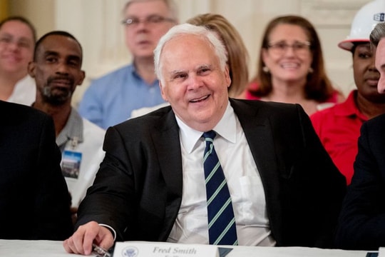 Nhà sáng lập FedEx "giã từ vũ khí"