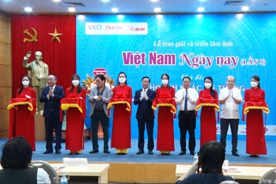 Trao giải và triển lãm ảnh "Khoảnh khắc ấn tượng"