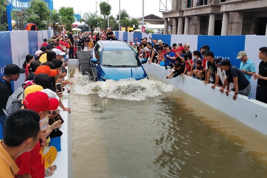 VF e34 chứng minh siêu lợi thế của xe điện với thử thách “ngâm nước”