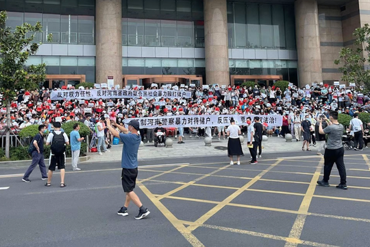 Khủng hoảng ngân hàng tại Trung Quốc: Người dân có nhận lại được tiền?