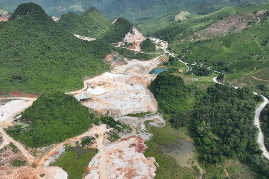 Khoáng sản ra đi, khốn khổ nằm lại