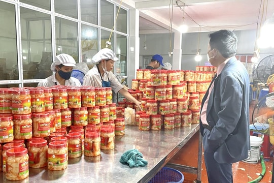 Xăng giảm giá, hàng hóa… “đứng im”: Góc nhìn từ doanh nghiệp