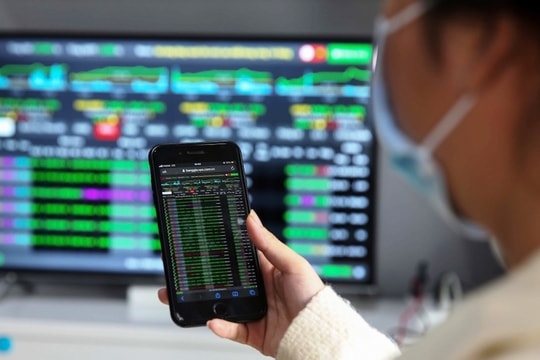 Áp lực pha loãng cổ phiếu ngành chứng khoán từ các đợt tăng vốn khủng