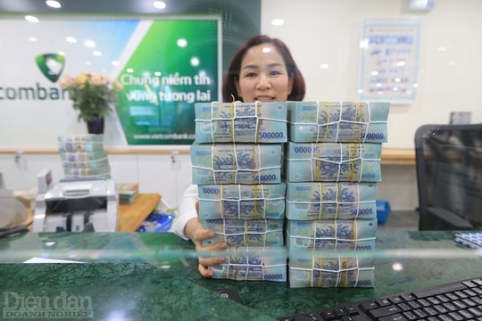 TÀI CHÍNH ĐA CHIỀU: Lãi suất "nóng hầm hập"