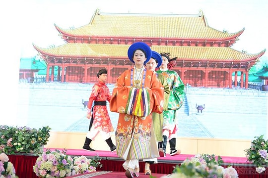 NGÀY HỘI DI SẢN VĂN HÓA VIỆT NAM: Trình diễn Áo dài cổ phục Việt