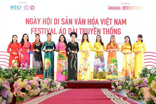 Vẻ đẹp từ bộ sưu tập áo dài của các nữ doanh nhân 3 miền trình diễn
