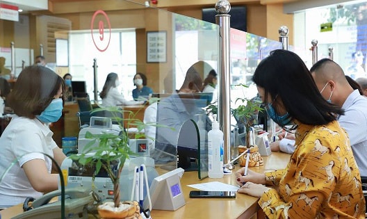 Nên hay không “bơm tiền” giải cứu thị trường?