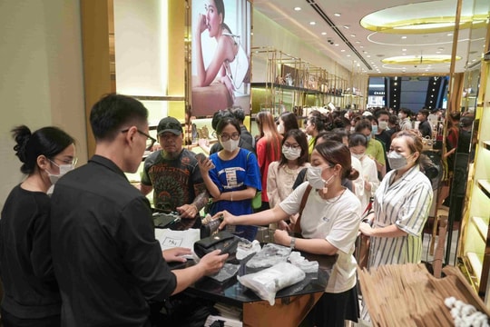 Người dân tấp nập đi "săn hàng” giá tốt tại Vincom Black Friday 2022