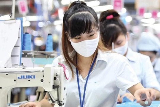 Doanh nghiệp dệt may “co kéo” để giữ lao động