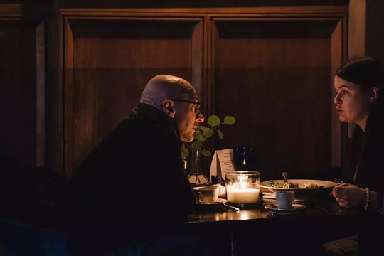 Hay mất điện, nhà hàng ở Ukraina làm luôn thực đơn “trong bóng tối”