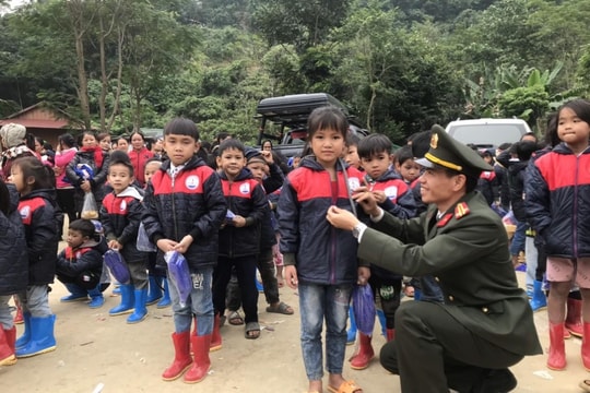 Hàng chục doanh nghiệp chung tay vì trẻ em nghèo vùng cao Nghệ An