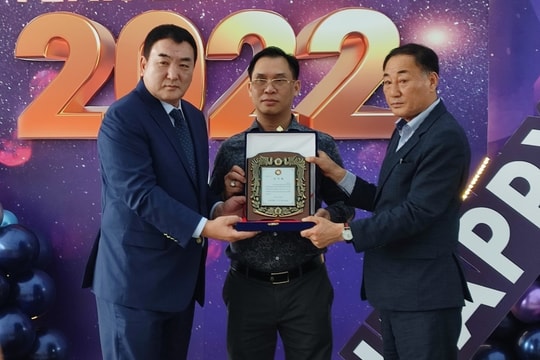 Chủ tịch HDTC nhận kỷ niệm chương từ Viện Kinh tế và Lao động Hàn Quốc