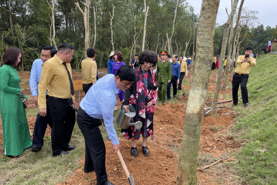 “Tết trồng cây nhớ ơn Bác Hồ” tại đền Chung Sơn