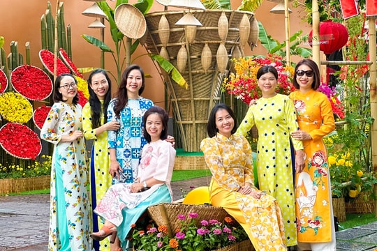 Đông đảo giới trẻ Sài Gòn check-in đường hoa Amazing Tết 2023