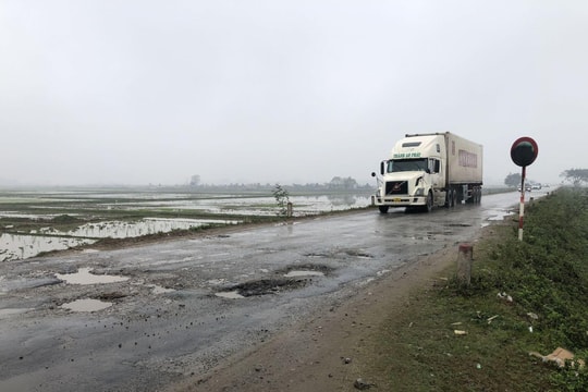 Nghệ An: Ngang nhiên tẩy xoá cả biển báo giới hạn tải trọng?